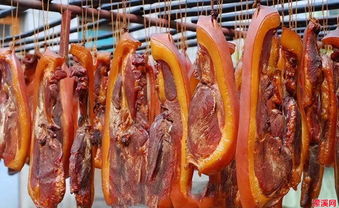 详细阅读:把猪肉放酱油里浸泡2天,味道比卤肉还香,学会了过年你就是大厨 把猪肉放酱油里浸泡2天,味道比卤肉还香,学会了过年你就是大厨