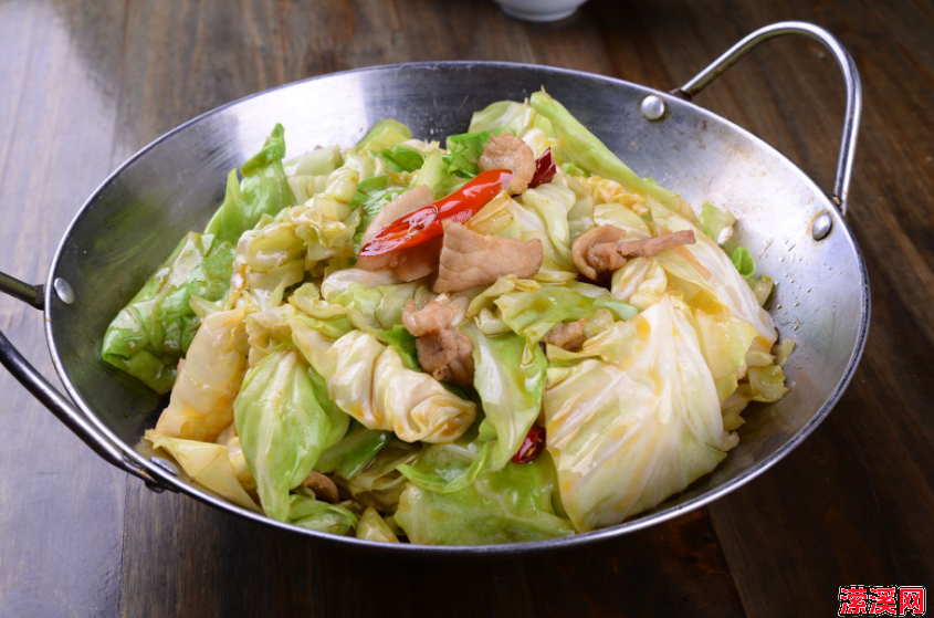干锅包菜的家常做法，这样做不苦又脆味道好，简单易学比饭店的还好吃