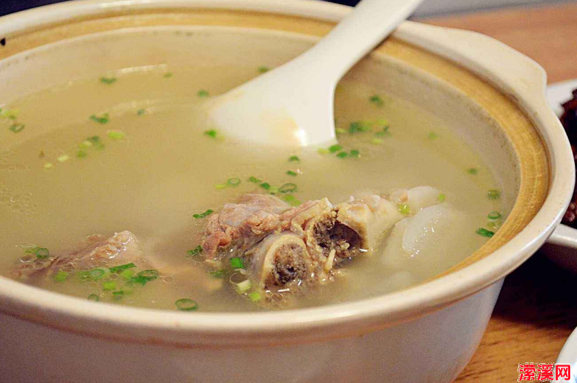 熬羊骨头汤的做法大全，怕冷的人一定要学学这碗羊骨头汤