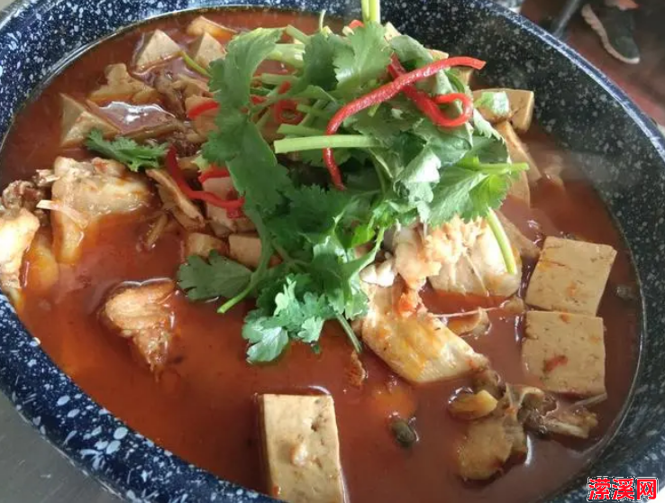 鲢鱼炖豆腐的家常做法，鲢鱼炖豆腐这样做肉嫩汤鲜