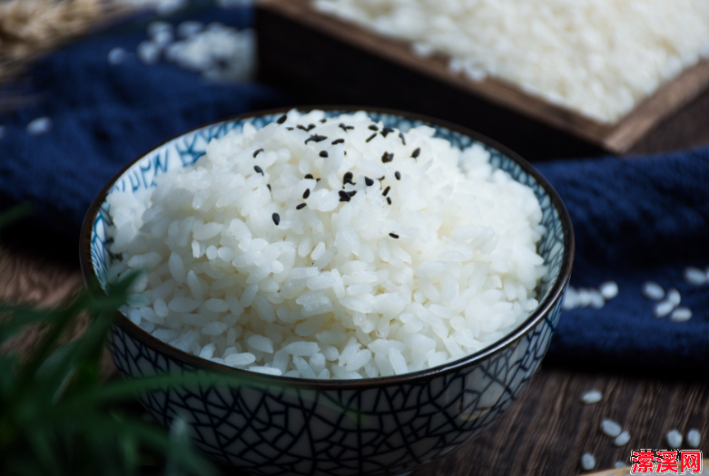 如何用米饭制作好吃的辣条（米饭做辣条香辣又劲道）