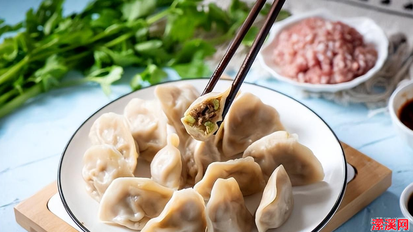 详细阅读:洋葱猪肉馅饺子怎么调好吃,洋葱猪肉饺的家常做法 洋葱猪肉馅饺子怎么调好吃,洋葱猪肉饺的家常做法