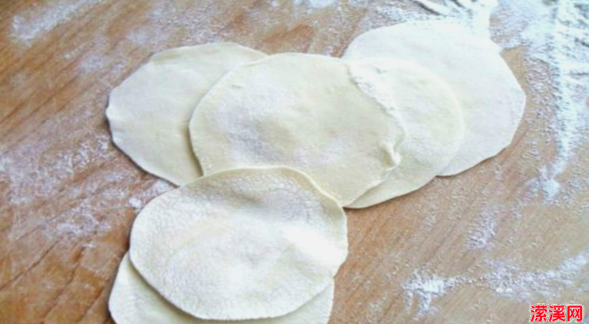 快速做饺子皮只要一个纯净水瓶，做饺子皮的方法与步骤