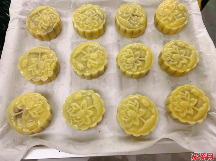 详细阅读:家庭月饼的制作方法与步骤,不破皮不露馅的月饼做法 家庭月饼的制作方法与步骤,不破皮不露馅的月饼做法