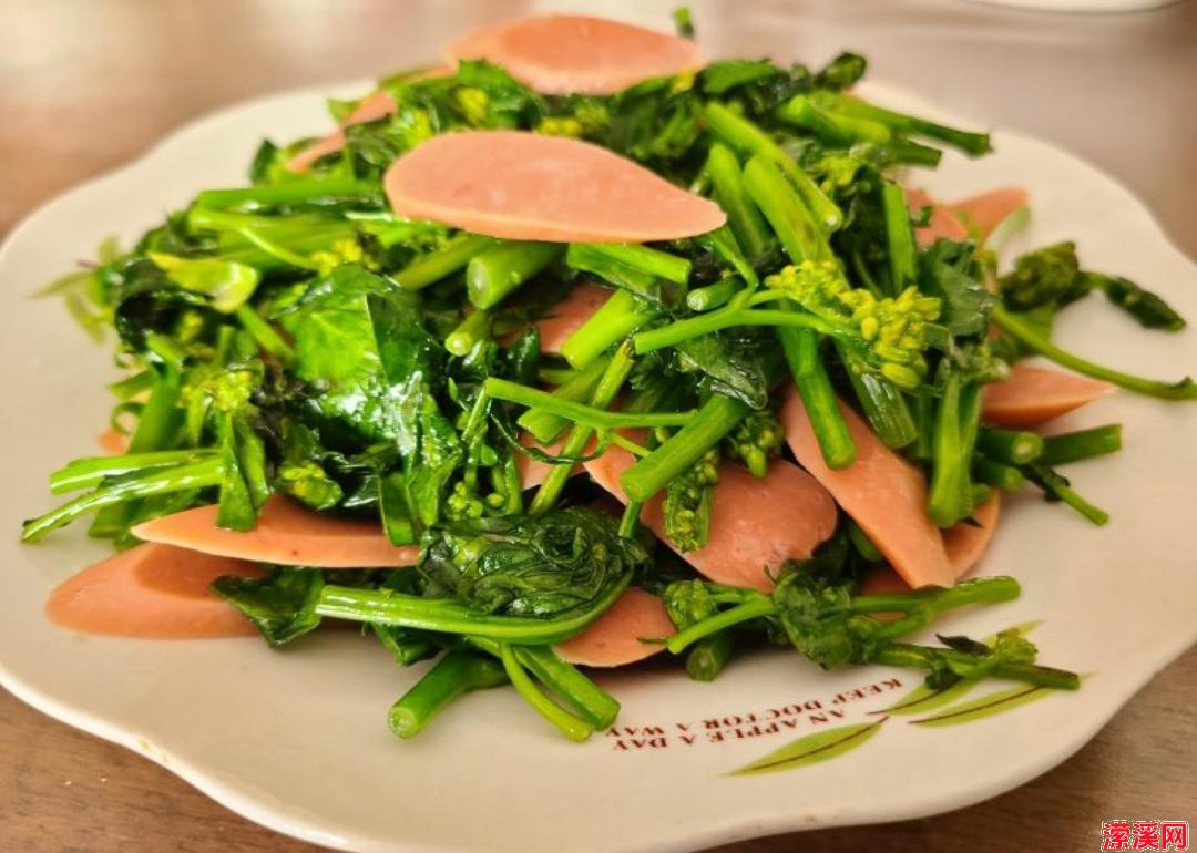 详细阅读:鲜嫩爽口菜苔炒火腿肠,家常快捷美味诱人 鲜嫩爽口菜苔炒火腿肠,家常快捷美味诱人