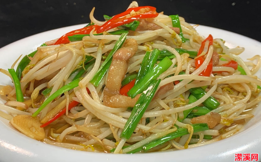 炒豆芽时，有人焯水有人直接炒，大厨教你正确做法，豆芽脆爽开胃