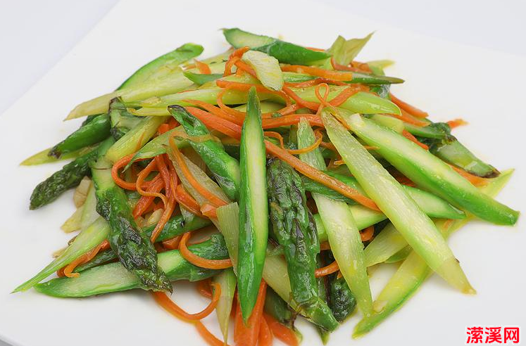 炒芦笋，光焯水可不行，多加2步，颜色翠绿口感脆爽，营养不流失
