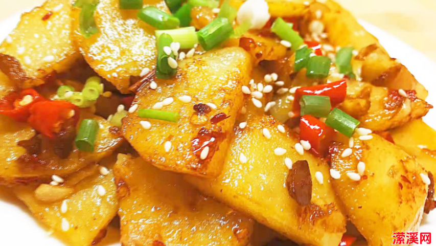 干煸土豆片，不要直接上锅炒，多做一步，焦香解馋