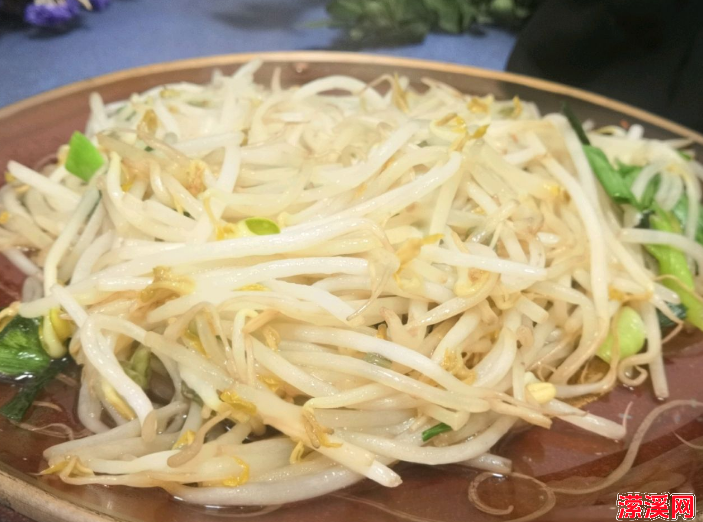 春天别忘了吃豆芽，通俗的做法却味道甚佳，一盘子都不够吃