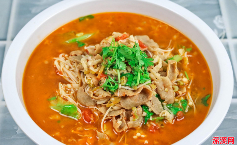 冬天暖身少不了吃羊肉，酸辣做法滋补暖身又下饭