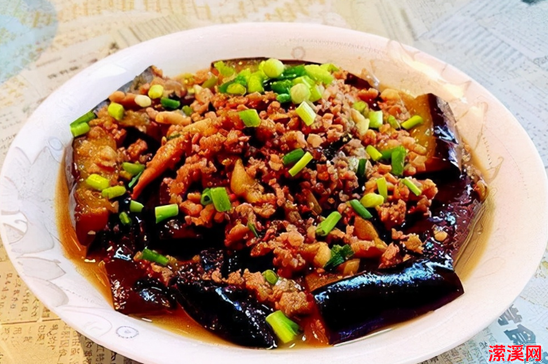 红烧肉沫茄子：家常美味，酱香四溢