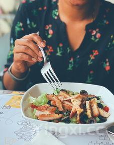 揭秘李白酒杯道具：究竟是何物件成就诗仙饮酒豪情