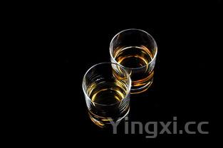 什么倒酒杯呈现白酒般模样，背后真相令人好奇