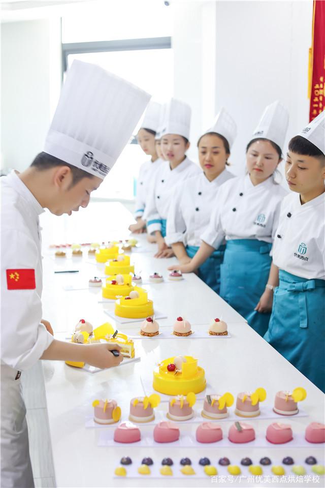 想学做蛋糕去学校还是是店里,做蛋糕店学徒一般要学多久